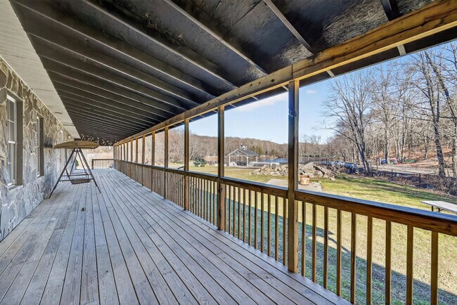 Building Photo - 443 Clove Rd