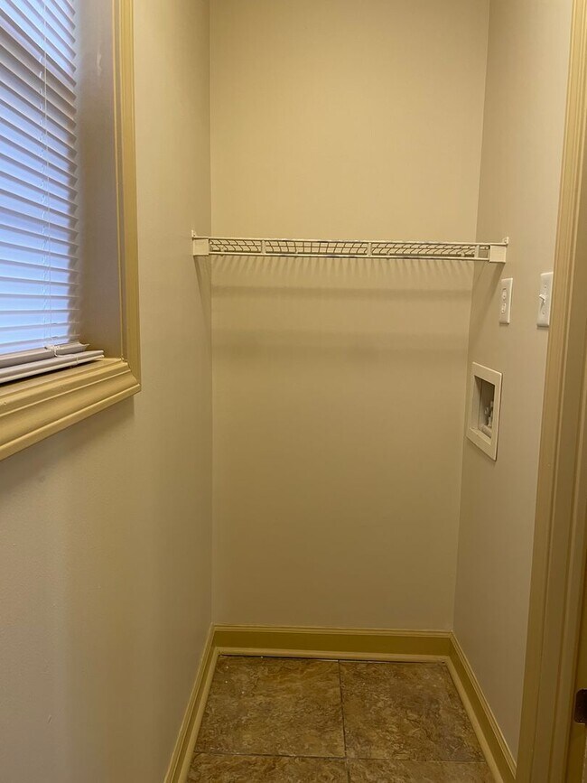 Building Photo - 1300