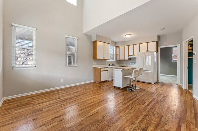 Building Photo - Lovely Townhome with A Garage and Central AC!