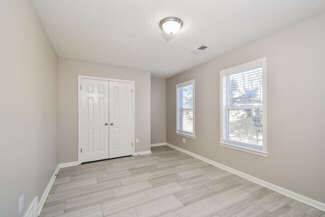 Building Photo - 8685 Rhonda Cir S