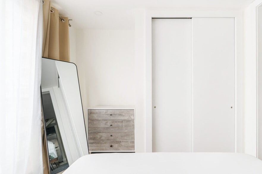 Building Photo - 244 E 75th St