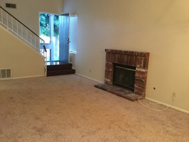 Building Photo - 2 Bedroom 2.5 Bathroom Condo in Canyon Crest