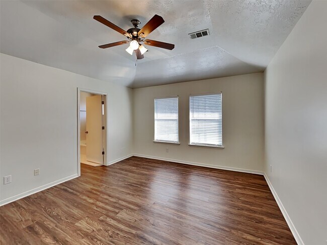 Building Photo - 502 Hearthstone Ct
