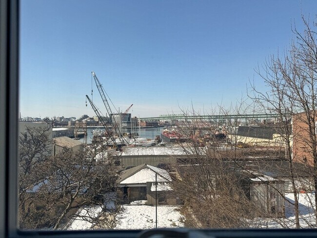 Building Photo - 390 Meridian St