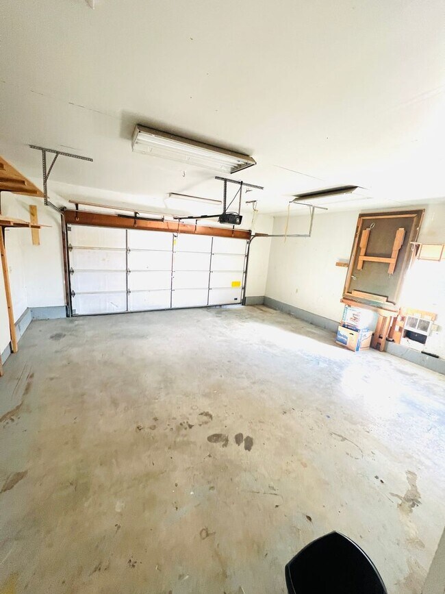 Building Photo - Beautiful 4 Bedroom 3-Bathroom Home