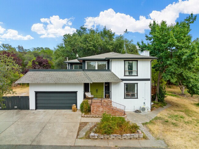 Building Photo - 3849 Bluebird Ln
