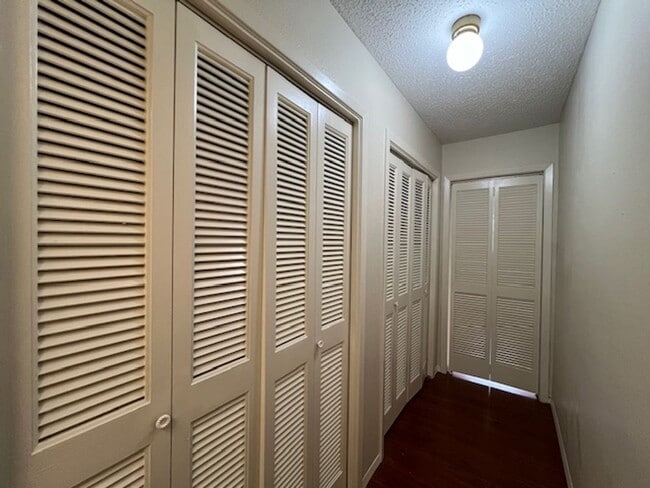 Building Photo - Quadrangle Townhome