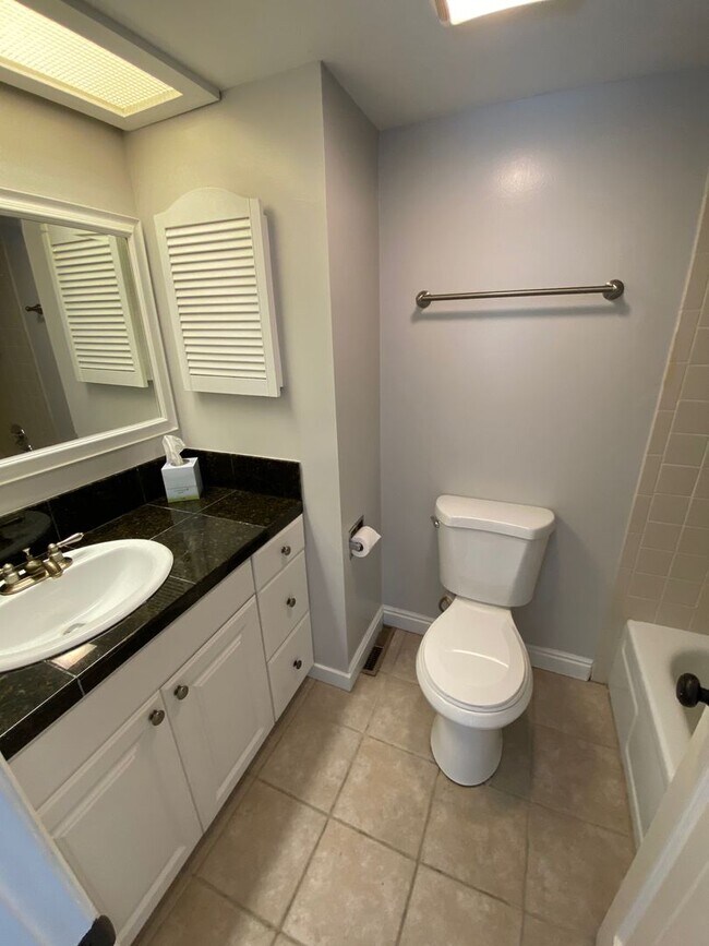 Building Photo - 4 Bed 3.5 Bath Wonderland Hill Townhouse