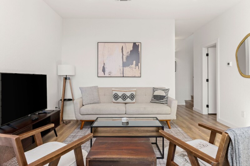 Building Photo - 1619 Lakeshore Dr