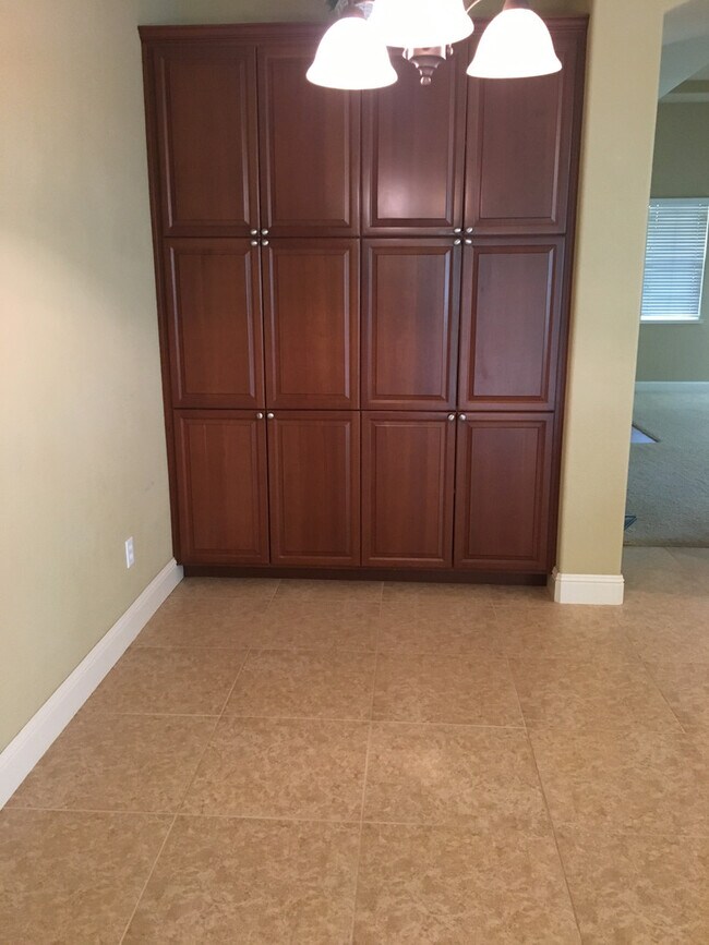 Building Photo - Gorgeous Folsom Home close to shopping,schools, and more!