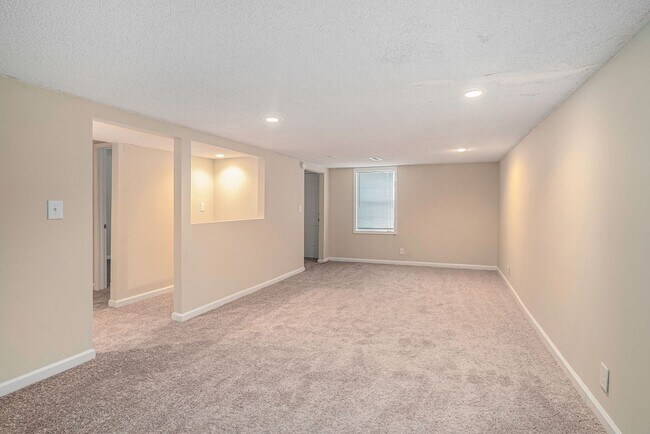 Building Photo - 5 Bedroom Large Ranch with Finished Basement