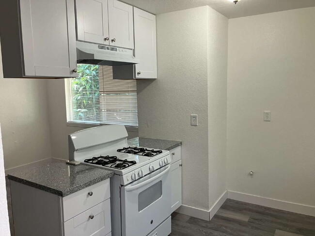Building Photo - "Charming 3-Bed Oasis in Merced - Cozy 850...