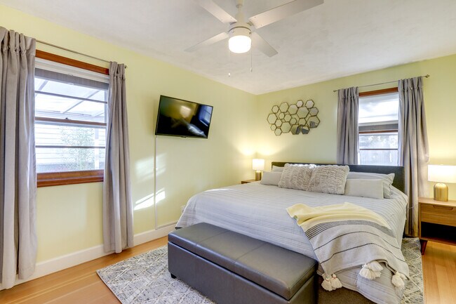 King bedroom - 6620 SE Reedway St