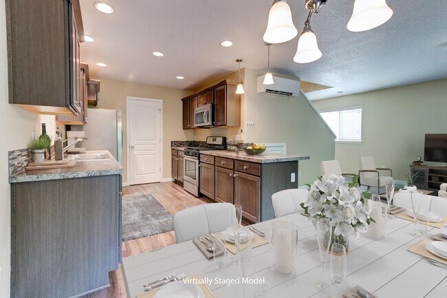 Building Photo - MOVE IN SPECIAL!  $1000 OFF!  Beautiful Single Family Home!  Close to Downtown Hillsboro!