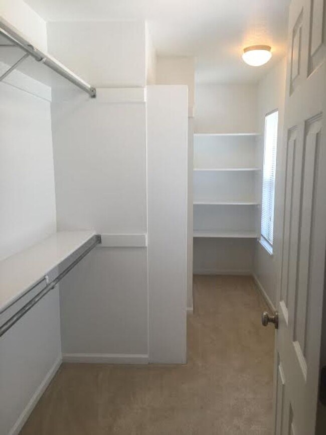 Building Photo - Wonderful 3 bed 3.5 bath near Clinton Lake!