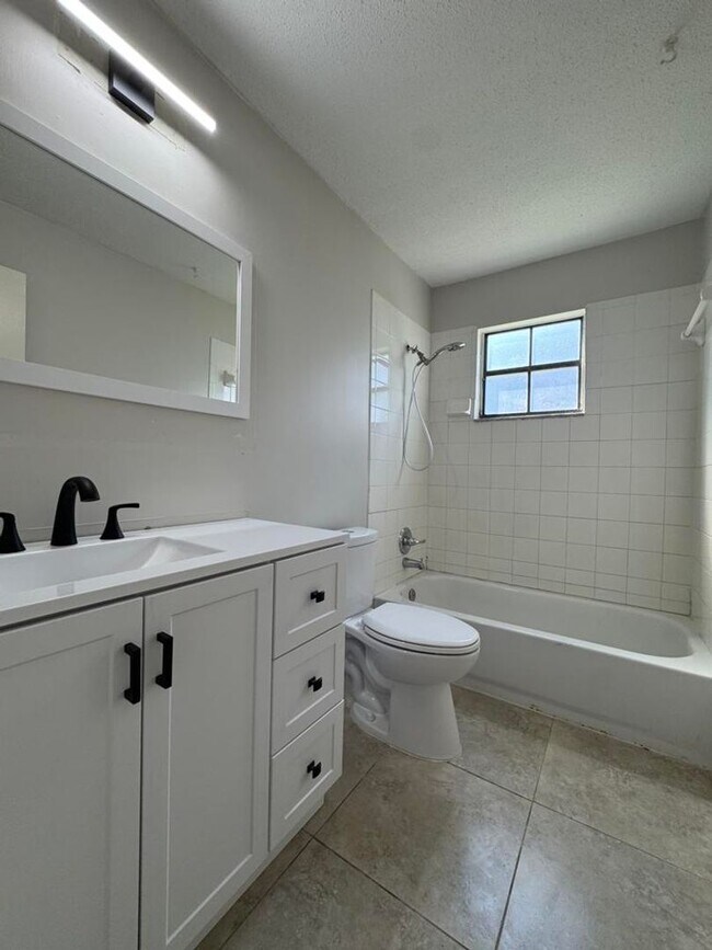 Building Photo - 2/1 Duplex in Holly Hill