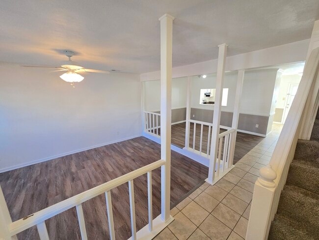 Building Photo - STUNNING TWO STORY 3 BEDROOM/ 2.5 BATH TOW...