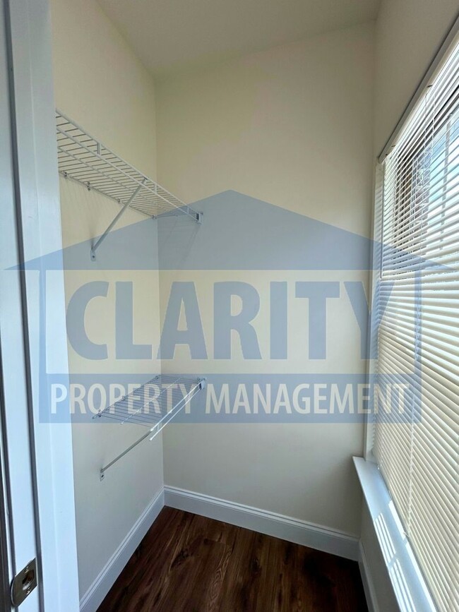 Building Photo - Two bedroom Townhome!