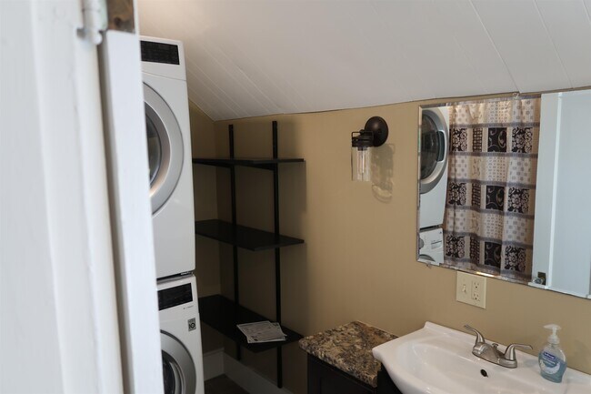 Building Photo - 5 Green St