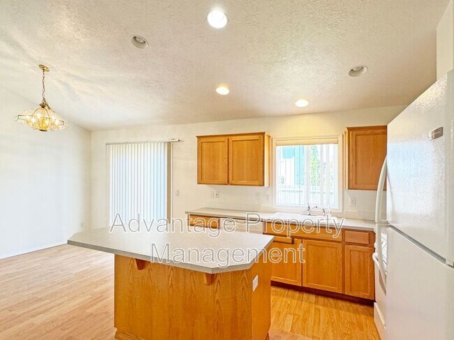 Building Photo - 1785 Cougar Ave SW