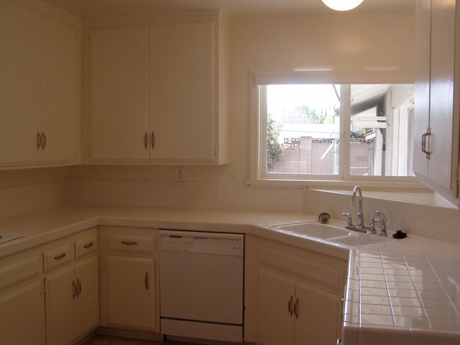 Building Photo - 10854 Reseda Blvd