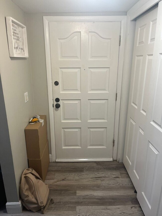 Building Photo - 2/1 UPDATED UNIT in a Triplex