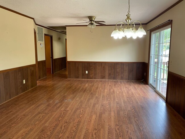 Building Photo - 3 BED, 2 BATH BRICK HOME LOCATED IN COUNTR...