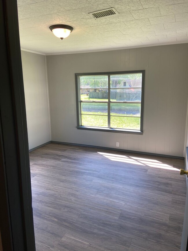 Building Photo - Remodeled Unit Available Now!