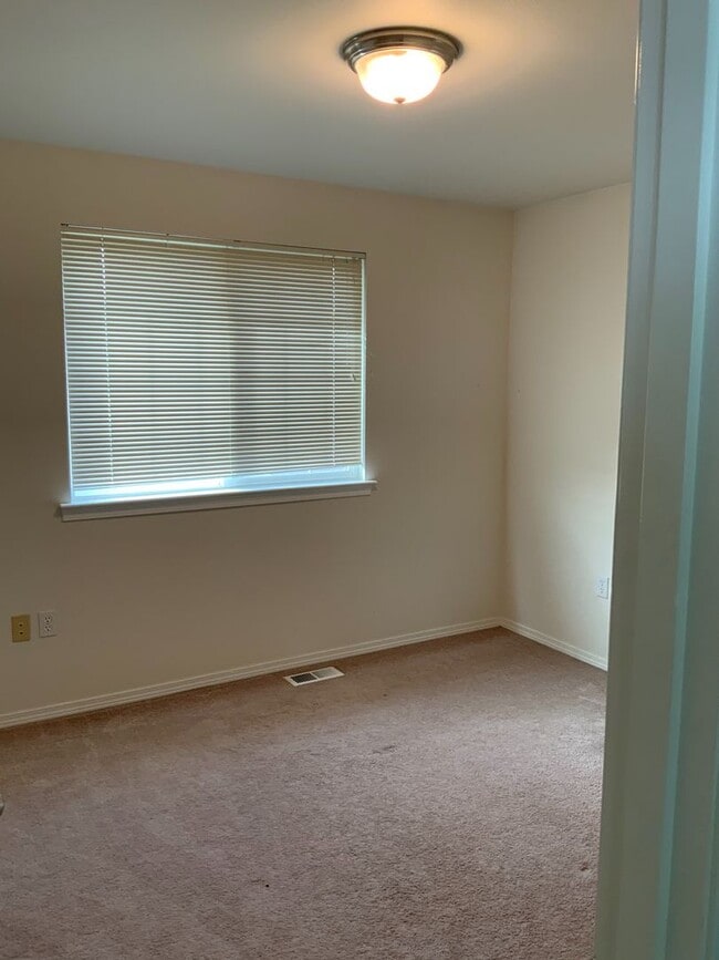 Building Photo - Reduced Rent!