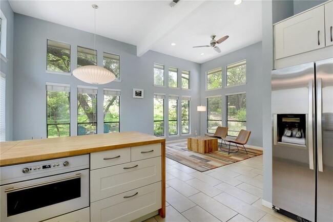 Building Photo - 2303 Doral Dr