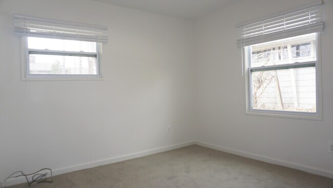 Building Photo - 2364 Pinecrest Ave