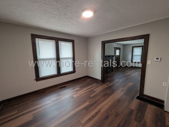 Building Photo - 392 Collingwood Ave