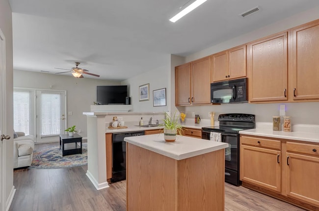 Building Photo - Cozy End-Unit Townhome – Prime Durham Location