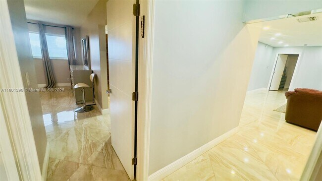 Building Photo - 329 SE 3rd St