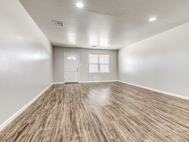 Building Photo - Charming Home + Balcony + Centrally Located in OKC + 3 bedrooms