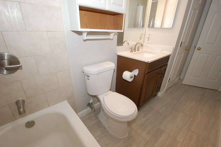Second floor full bathroom -- 4 - 8916 Pembrook Woods