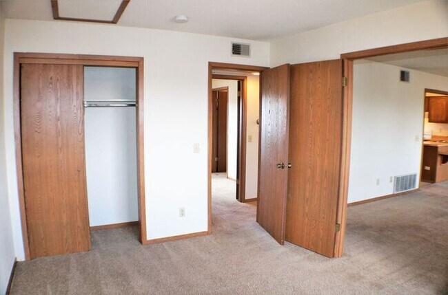 Building Photo - $1100 | 2 Bedroom, 1 Bathroom Condo | Cat ...