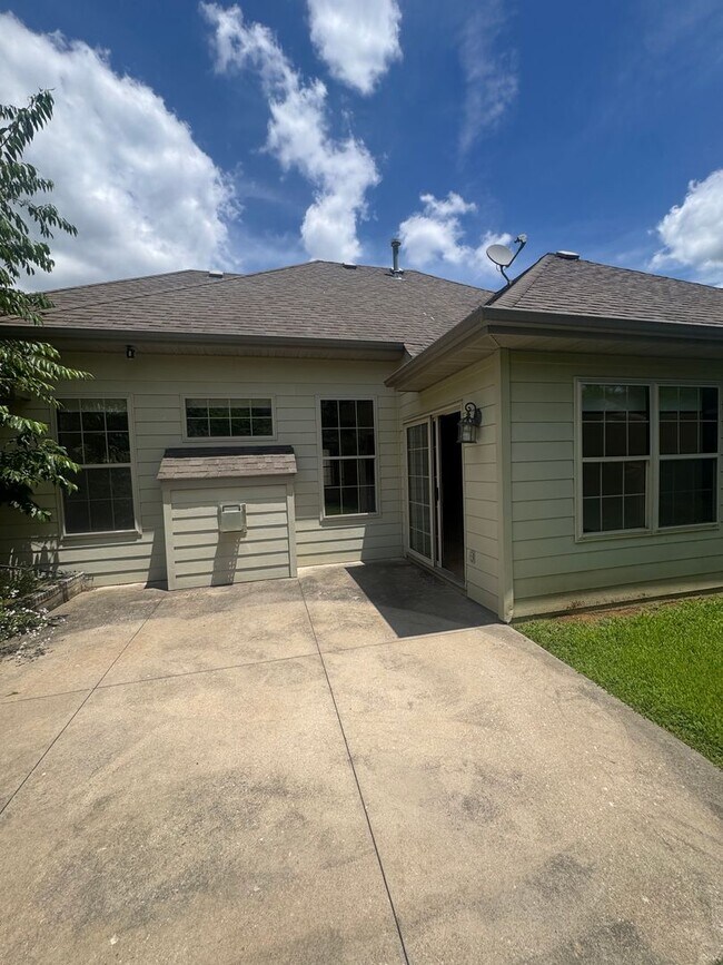 Building Photo - 3 bedroom 2 bath house w/ 2 car garage