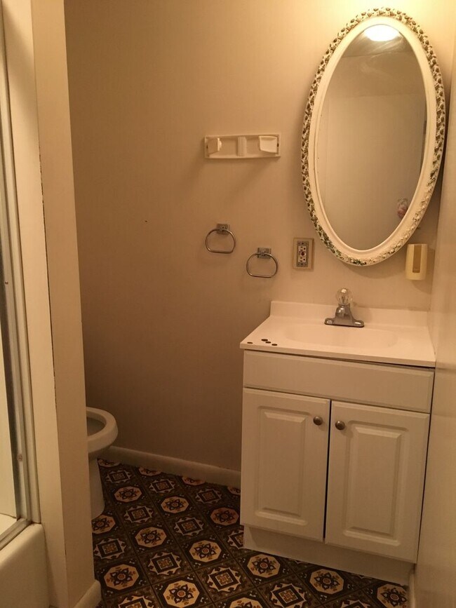 Building Photo - 613 W Broadway