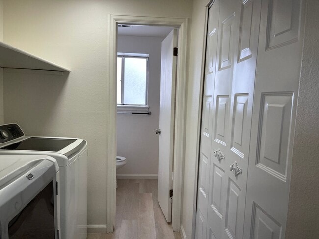 Building Photo - 3 bed 2 bath home on HUGE LOT!