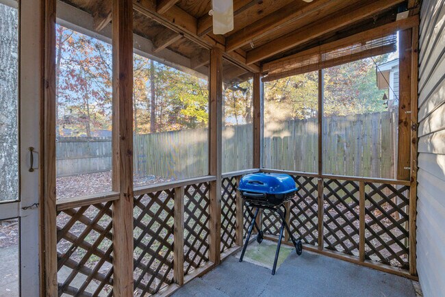 Building Photo - Furnished Rental Modern and clean