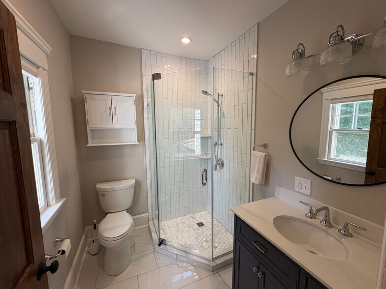 bathroom - 28 Dean St