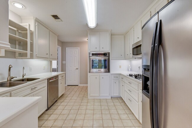 Building Photo - 10045 Valley Dr S