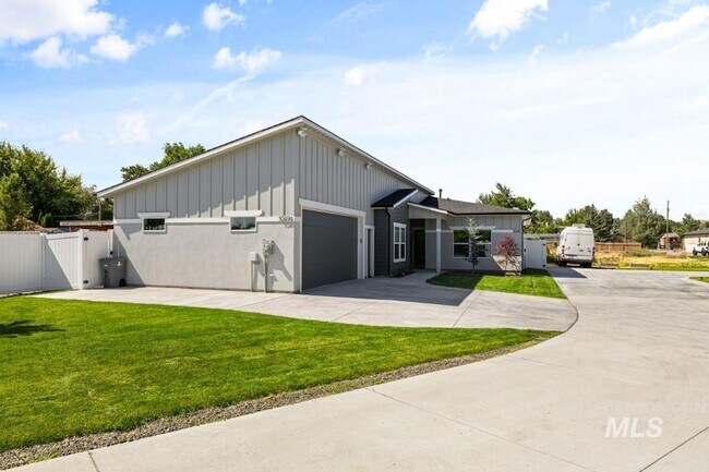 Building Photo - 10494 W Shields Ave