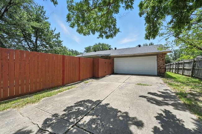 Building Photo - 1827 Paxton Dr