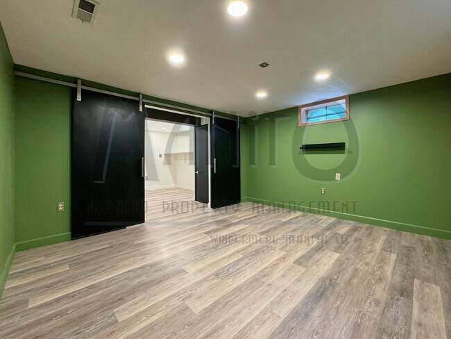 Building Photo - Stunning & Spacious South Hill Home