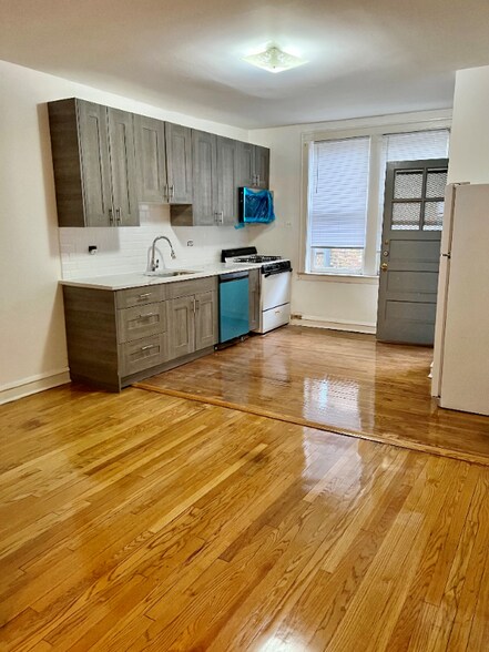 Building Photo - 5031 N Harding Ave