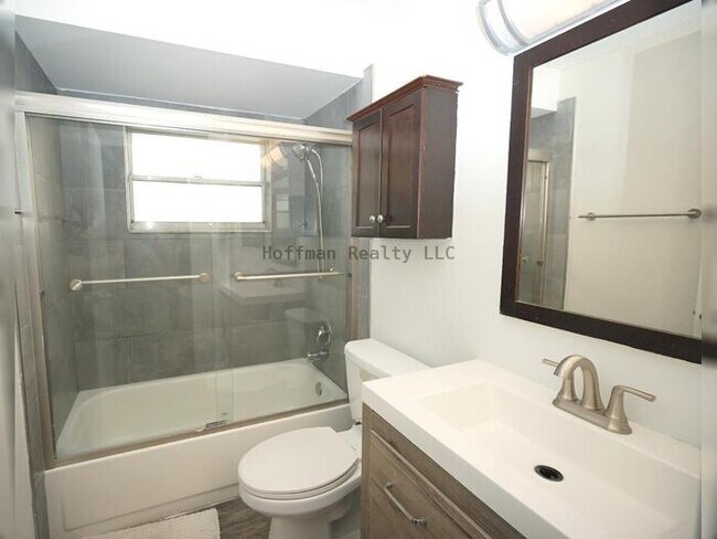 Building Photo - Hyde Park/Soho 2/1 Condo