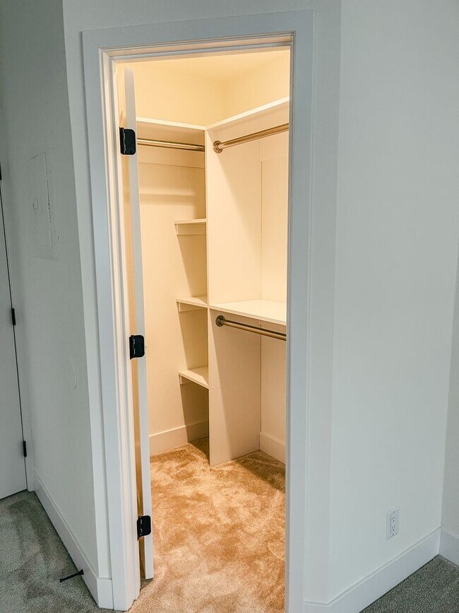 Building Photo - 204 18th St