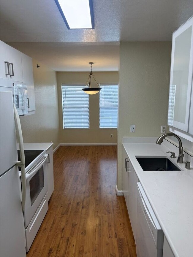 Building Photo - Nice 2 Bedroom 2 Bath Condo